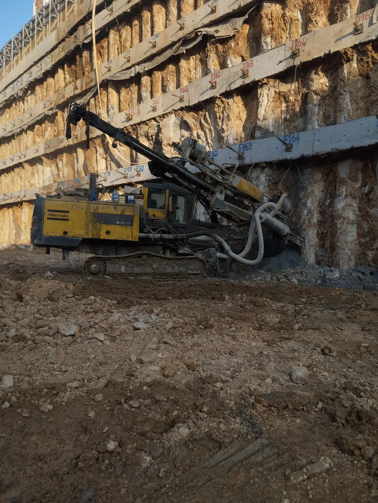 Atlas Copco delgi makinesi ile iksa perdesinde ankraj delgisi